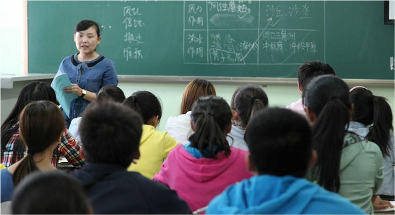 老師講課時(shí)的身影