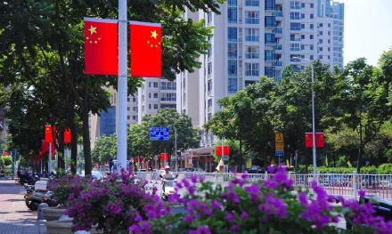 公路上插五星紅旗