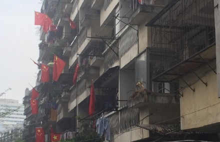 國慶前夕，挨家挨戶都插上了國旗