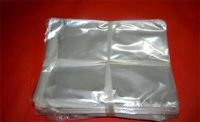 粘在很薄的塑料薄膜上的不干膠帶或貼紙